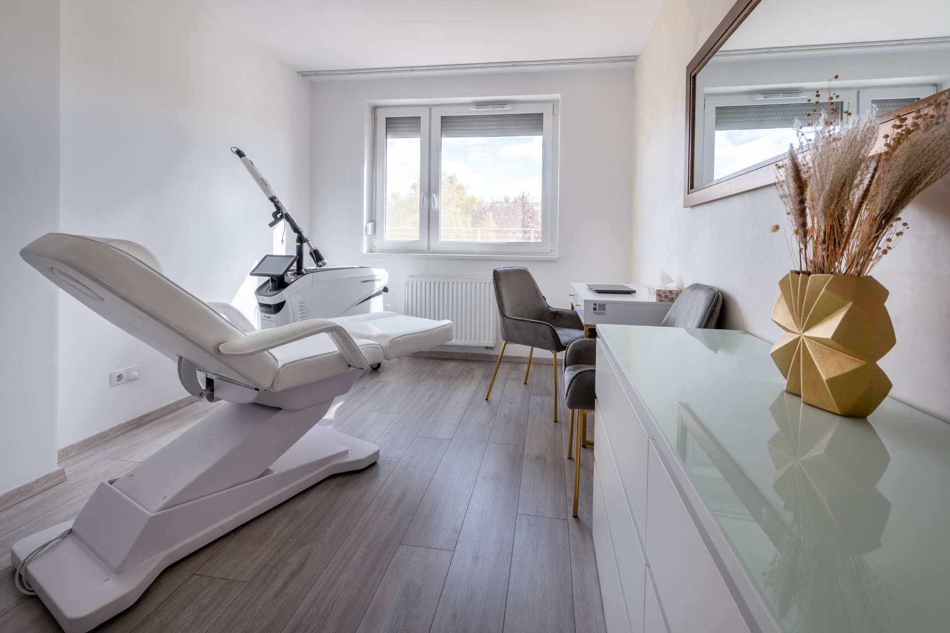 A Lunelle Aesthetic kezelőszobája modern gépparkkal